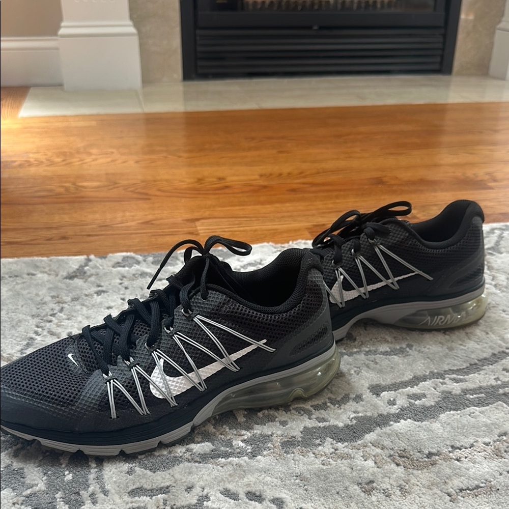 Nike Men's Black and Gray Athletic Shoes